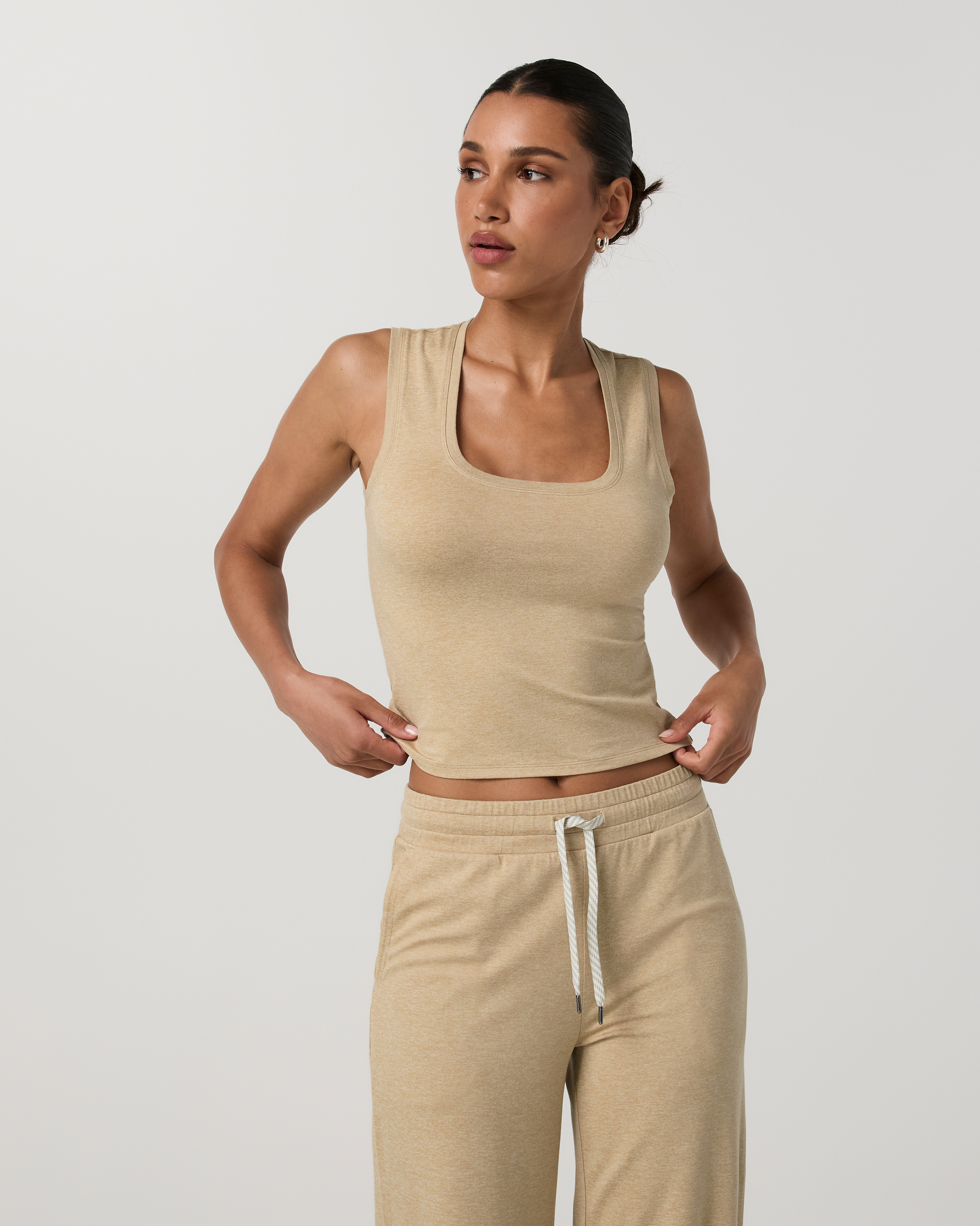 Vuori Halo Essential Scoop Tank | Black Tonal in Khaki Heather